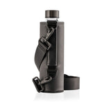 EQUA Trinkflasche Crossbody Jet 750 ml - transparente Glasflasche mit faux-leather Schutzhülle und praktischem Tragegurt (kann crossbody getragen werden)  in der Farbe graphite und schwarzem Deckel.