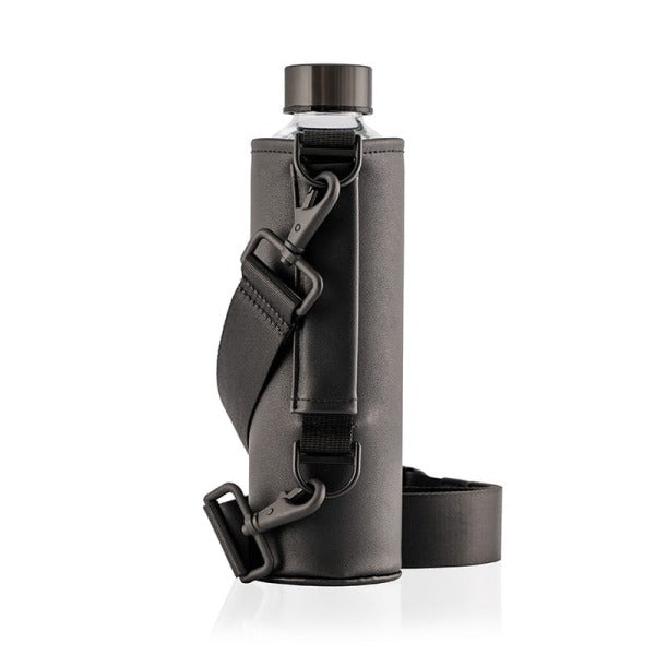 EQUA Trinkflasche Crossbody Jet 750 ml - transparente Glasflasche mit faux-leather Schutzhülle und praktischem Tragegurt (kann crossbody getragen werden)  in der Farbe graphite und schwarzem Deckel.
