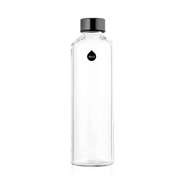 In der Crossbody Jet Schutzhülle befindet sich die unbedruckte Trinkflasche aus ultra klarem Borosilikatglas mit schwarzem Deckel.