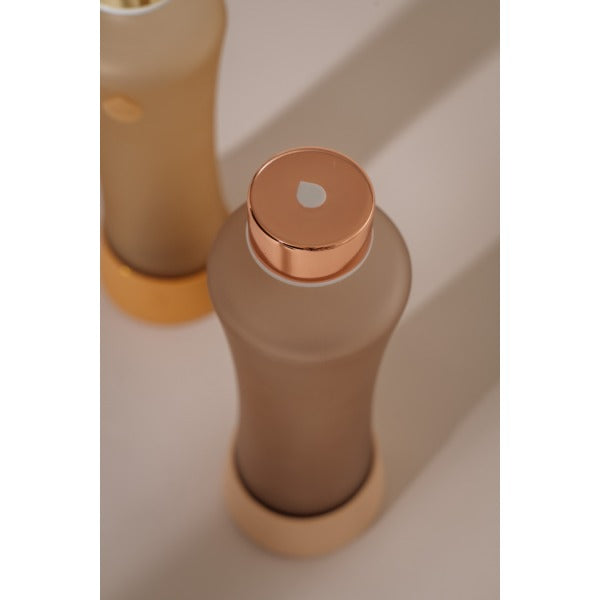 Stylishe Trinkflasche aus Glas: ginger, nude, matt mit glänzendem rosé Deckel