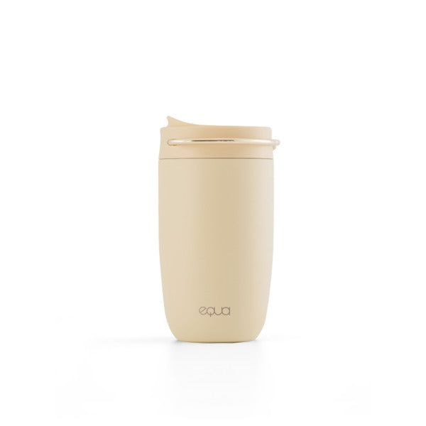 Schöner Thermos Kaffee Becher für take  away und on the go.  In der Farbe Butter. Mit doppelter Thermosisolierung und Keramik Inneenschicht. Auslaufsicher. Kommt mit einem praktischen Tragegriff,. Hält Getränke bis zu vier Stunden warm