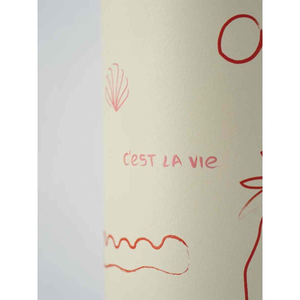 Das Design der Timeless Thermo Edelstahlflaschen ist sommerlich: weisser Hintergrund. Oranger Print mit Palmen. Drinks. Sonne. Wasser und dem Slogan: C'est la Vie.