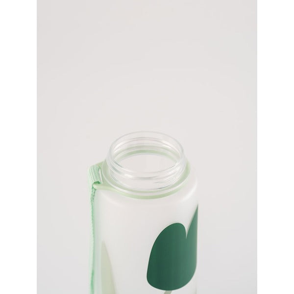 BPA freie Plastiktrinkflasche aus hochwertigem Eastman Tritan - mit praktischem Tragehenkel - Trageband. Volumen 600ml. Auslaufsicher und einfach zum Öffnen und Schliessen des Deckels.