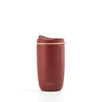 Schöner Thermos Kaffee Becher für take  away und on the go.  In der Farbe WINE NOT (bordeaux). Mit doppelter Thermosisolierung und Keramik Inneenschicht. Auslaufsicher. Kommt mit einem praktischen Tragegriff,. Hält Getränke bis zu vier Stunden warm
