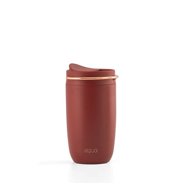 Schöner Thermos Kaffee Becher für take  away und on the go.  In der Farbe WINE NOT (bordeaux). Mit doppelter Thermosisolierung und Keramik Inneenschicht. Auslaufsicher. Kommt mit einem praktischen Tragegriff,. Hält Getränke bis zu vier Stunden warm