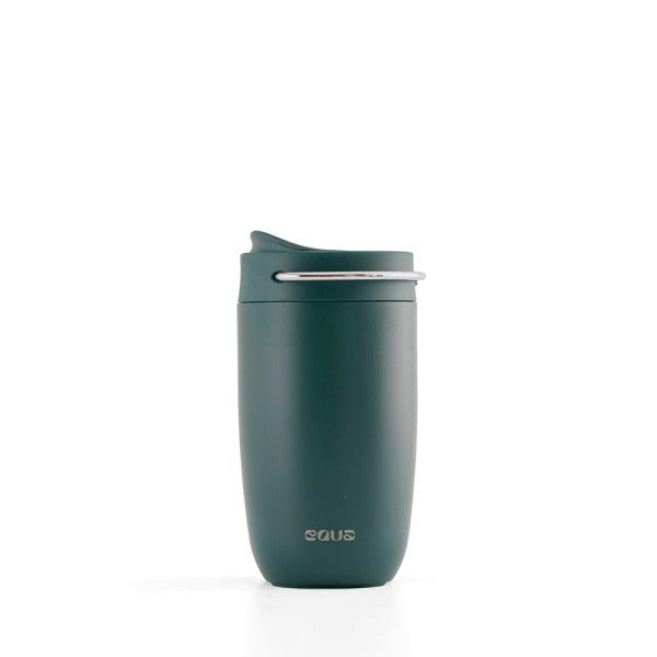 Schöner Thermos Kaffee Becher für take  away und on the go.  In der Farbe ROYAL (petrolgrün). Mit doppelter Thermosisolierung und Keramik Inneenschicht. Auslaufsicher. Kommt mit einem praktischen Tragegriff,. Hält Getränke bis zu vier Stunden warm