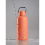 Weshalb du diese Trinkflasche lieben wirst: passt in jede Tasche da kompakt, leicht zum Tragen, auslaufsicher und wiederverwendbar. Super urbane Trinkflasche.