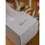 Weisse EQUA Geschenkbox mit goldenem Logo