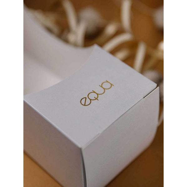 Weisse EQUA Geschenkbox mit goldenem Logo