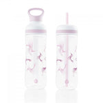 Transparente sportliche Trinkflasche mit zusätzlichem Smoothie Deckel und Trinkhalm (two in one). Hochwertiger Kunststoff BPA frei Eastman Tritan bruchsicher. Auslaufsicher. Mit Tragegriff oben. Transparent mit lila Grafik Aufdruck. Leicht und vielseitig einsetzbar. Hergestellt in Österreich.
