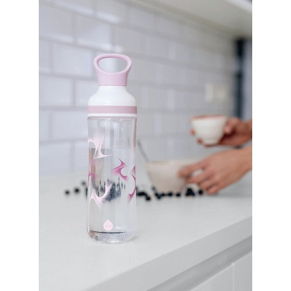 Leichte Trinkflasche mit Trinköffnung und Wide Mouth Öffnung. Geschmacksneutral dank hochwertigem Eastman Tritan BPA free.