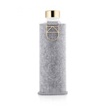 EQUA minimalistische Trinkflasche Gold 750 ml - transparente Glasflasche mit grauer Filzhülle und goldenem Deckel und Tragehenkel.