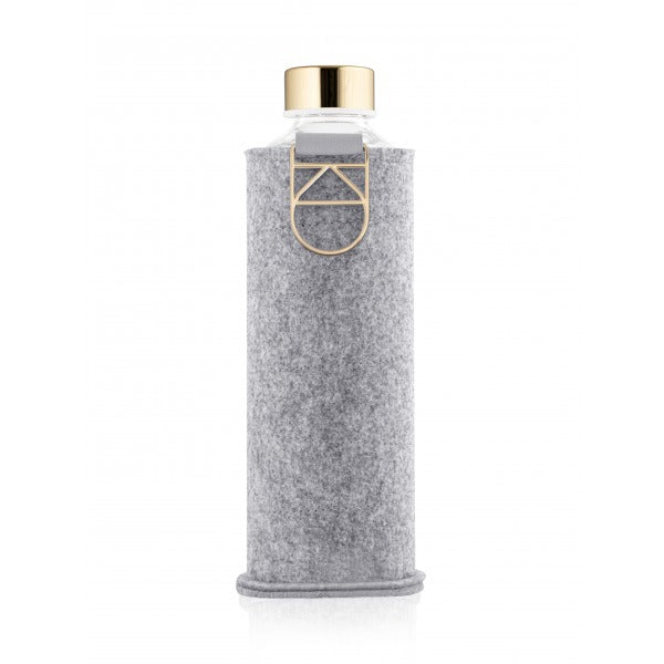 EQUA minimalistische Trinkflasche Gold 750 ml - transparente Glasflasche mit grauer Filzhülle und goldenem Deckel und Tragehenkel.