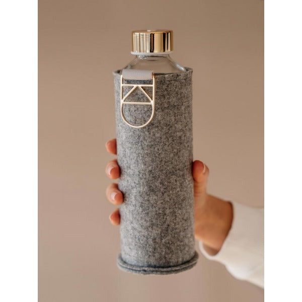 Purer unverfälschter Geschmack beginnt beim Material der Trinkflasche. Unsere Glastrinklaschen garantieren Geschmacksneutralität. Glasflasche produziert in Europa. 750ml Volumen. Hochwertiges premium Borosilikatglas. Mit Schutzhülle faux-leather schwarz für on the go. Auslaufsicher. Nachhaltig.