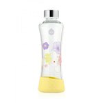 EQUA Daisy Glas Trinkflasche 550 ml mit Silikonschutz gelb unten und fröhlichem flower power Blumen Desgin in gelb, violett und orange.