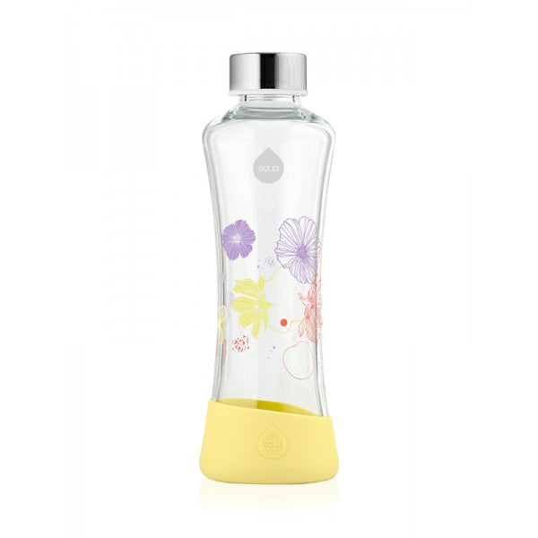 EQUA Daisy Glas Trinkflasche 550 ml mit Silikonschutz gelb unten und fröhlichem flower power Blumen Desgin in gelb, violett und orange.