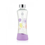 EQUA Lili Glas Trinkflasche 550 ml mit Silikonschutz violett unten und fröhlichem flower power Blumen Desgin in gelb, violett und orange.