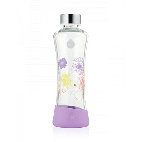 EQUA Lili Glas Trinkflasche 550 ml mit Silikonschutz violett unten und fröhlichem flower power Blumen Desgin in gelb, violett und orange.