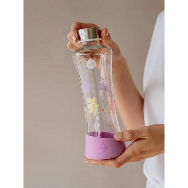 Farbenfroh Glastrinkflasche im ergonomischem Design mit Blumenprint in gelb, violett und organge. Mit fliederfarbenem Silikonboden als Schutz und gegen das Rutschen.