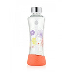 EQUA Poppy Glas Trinkflasche 550 ml mit Silikonschutz orange unten und fröhlichem flower power Blumen Desgin in gelb, violett und orange.