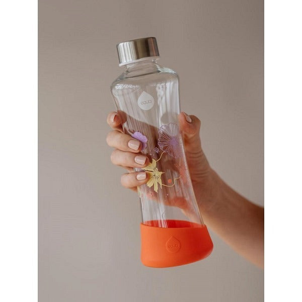 Farbenfroh Glastrinkflasche im ergonomischem Design mit Blumenprint in orange, gelb und flieder. Mit orangem Silikonboden als Schutz und gegen das Rutschen.