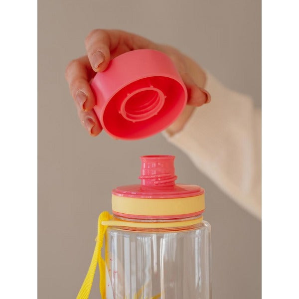 Eine Trinkflasche die auch Kinder Chaos überlebt: leicht, praktisch und bruchsicher.