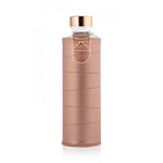 EQUA minimalistische Trinkflasche Bronze 750 ml - transparente Glasflasche mit bronze farbener faux-leather Hülle und goldenem Deckel.