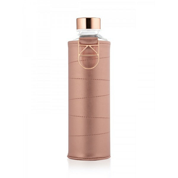 EQUA minimalistische Trinkflasche Bronze 750 ml - transparente Glasflasche mit bronze farbener faux-leather Hülle und goldenem Deckel.