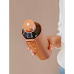 Stylishe Trinkflasche aus Glas mit bronzefarbener Hülle.