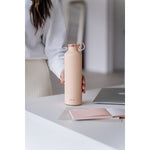 Die Thermosflasche Classy Pink Blush von EQUA ist einfach zum Tragen dank des runden Tragehenkels am Deckel.