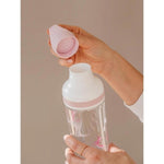 sportliche 800ml Tritan Kunststoff Flasche leicht und praktisch. Print Grafik lilafaben. Flasche transparent. mit praktischem Tragegriff oben.