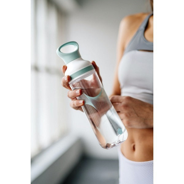 Trinkflasche 800ml - ob im Fitness Yoga oder bei der Arbeit : passt überallhin und ist leicht, auslaufsicher und bruchsicher.
