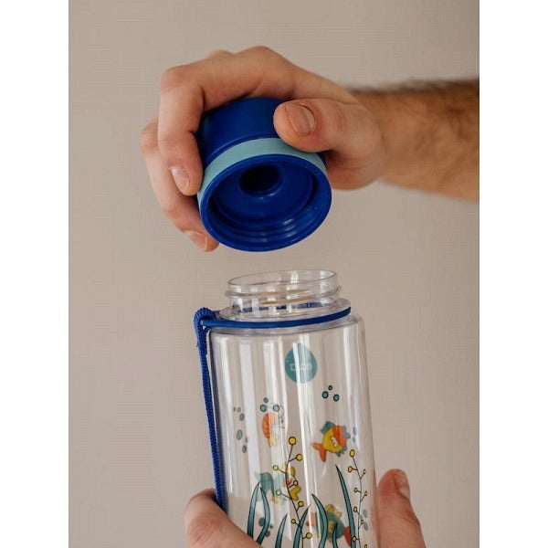 Eine Trinkflasche die auch Kinder Chaos überlebt: leicht, praktisch und bruchsicher. Nie mehr nasse Hefte und Bücher: diese Flasche ist 100% auslaufsicher und kann sorgenfrei in die Tasche, Schulthek oder Rucksack gelegt werden.