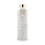 EQUA Trinkflasche Essence 750 ml - transparente Glasflasche mit weiss gemusterter faux-leather Hülle und goldenem Deckel.