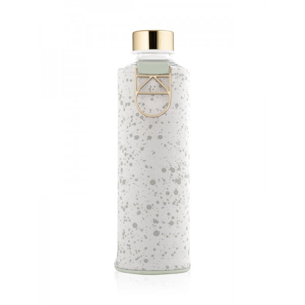 EQUA Trinkflasche Essence 750 ml - transparente Glasflasche mit weiss gemusterter faux-leather Hülle und goldenem Deckel.