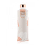 EQUA Trinkflasche Essence 750 ml - transparente Glasflasche mit weiss rosa grau gemusterter faux-leather Hülle und bronzefarbenem Deckel.