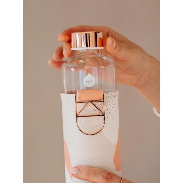 Trinkflasche Heavens mit Schutzhülle im Design weiss, rosa, grau.