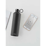 Die Smart Bottle kann via app auf dem mobile phone gesteuert und verbunden werden.