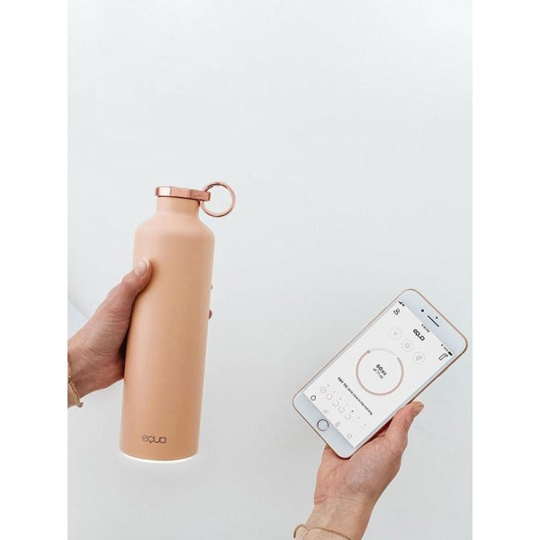 Die EQUA Smart Trinkflasche leuchtet um dich an daran zu erinnern, genügend zu trinken.