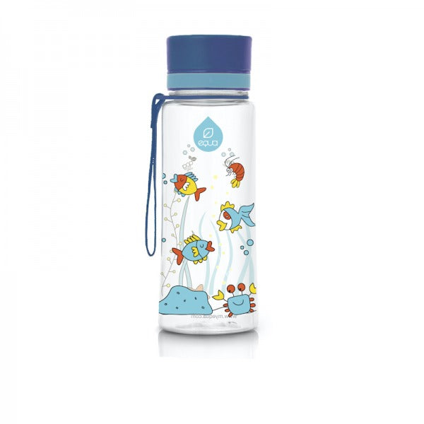 EQUA Trinkflasche aus BPA freiem hochwertigem Eastman Tritan Kunststoff - fasst 600ml - mit lustigen Fischen, animieren die Kinder zum Trinken -transparente Flasche, dunkelblauer Deckel und Bändel.