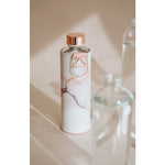 Wasserflasche mit bronzenem Deckel glänzend und Schutzhülle im Lavadesign.