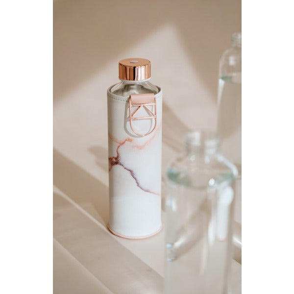 Wasserflasche mit bronzenem Deckel glänzend und Schutzhülle im Lavadesign.