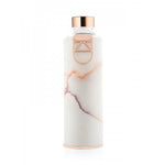 EQUA Trinkflasche Lava 750 ml - transparente Glasflasche mit weiss rosa Lavamuster auf der faux-leather Hülle und bronzefarbenem Deckel.
