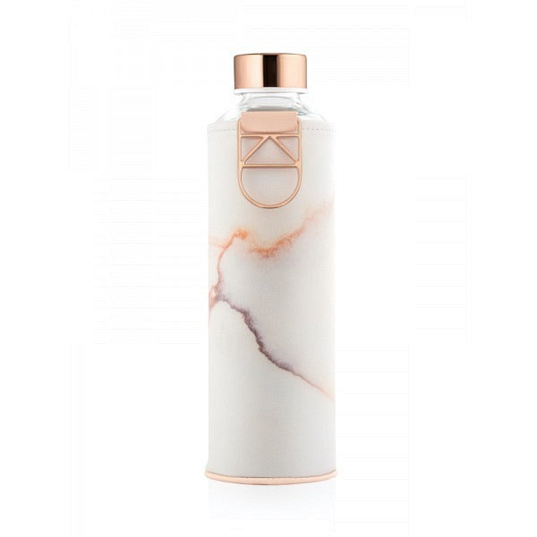 EQUA Trinkflasche Lava 750 ml - transparente Glasflasche mit weiss rosa Lavamuster auf der faux-leather Hülle und bronzefarbenem Deckel.