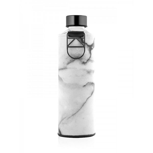 EQUA Trinkflasche Lava 750 ml - transparente Glasflasche mit weiss schwarzem Stone Marmor Design auf der faux-leather Hülle und schwarzem Deckel.