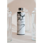 Wasserflasche mit bronzenem Deckel glänzend und Schutzhülle im Lavadesign.