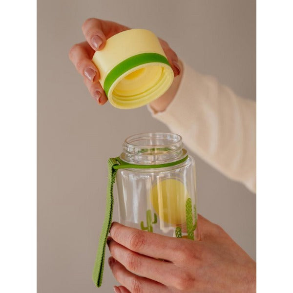 Nie mehr nasse Hefte und Bücher: diese Flasche ist 100% auslaufsicher und kann sorgenfrei in die Tasche, Schulthek oder Rucksack gelegt werden. Mit normaler Trinköffnung und Wide Mouth (zB für Eiswürfel).
