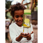 BPA freie Plastiktrinkflasche aus hochwertigem Eastman Tritan - mit praktischem Tragehenkel - Trageband.