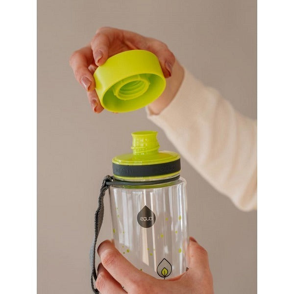Eine Trinkflasche die auch Kinder Chaos überlebt: leicht, praktisch und bruchsicher.