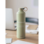 Die Thermosflasche Classy Empowered von EQUA ist einfach zum Tragen dank des runden Tragehenkels am Deckel.